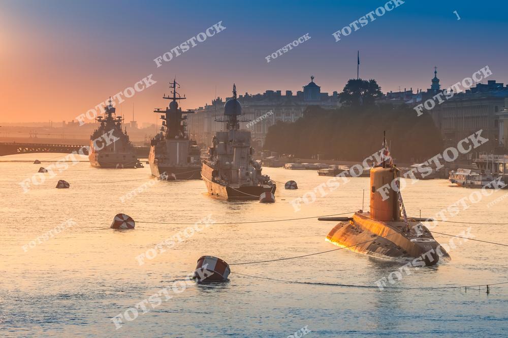 Впечатляющий конвой военных кораблей на реке Неве в Санкт-Петербурге во время празднования Дня Военно-морского флота России. Военные суда проходят по акватории северной столицы на фоне исторической архитектуры и знаменитых набережных Петербурга, создавая атмосферу масштабного морского парада. Фотография подчёркивает мощь российского флота, патриотический характер праздника и морские традиции Российской Федерации. Изображение идеально подходит для публикаций о ВМФ России, военной истории, морской тематике, туризме в Санкт-Петербурге и праздничных мероприятиях на Неве.